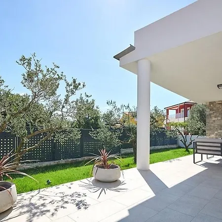 Elegant Dolcea With A Swimming Pool Πανσιόν Kaštel